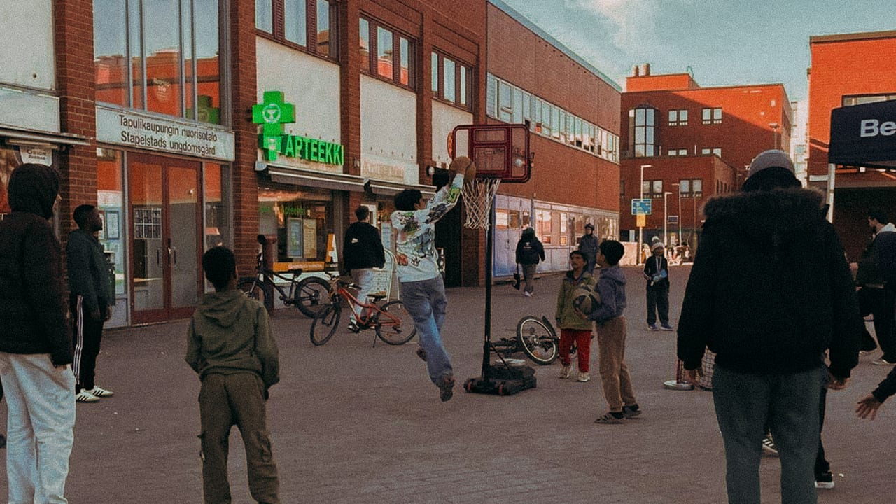 Nuoria pelaamassa koripalloa Tapulikaupungin aukiolla